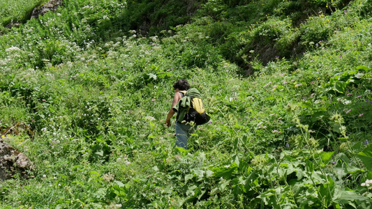 女性徒步女徒步者在山径上行走视频