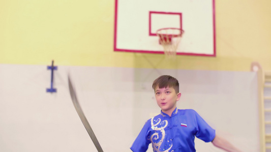 少年少年少年在武术和武术训练中挑刺和拿剑视频