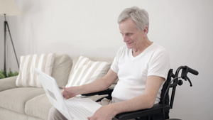 一名坐着轮椅的灰色头发男子27秒视频