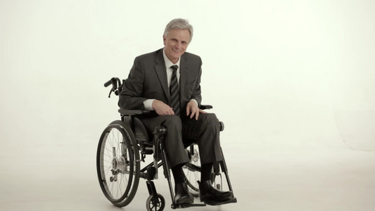 坐在轮椅上的灰色头发残疾人享有生命视频