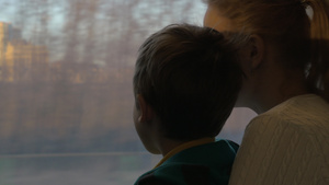 旅行途中向火车窗外看望的婴儿和母亲及孩子10秒视频