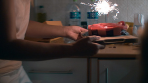 母亲和儿子带着带火花的蛋糕42秒视频