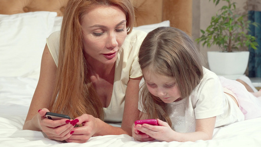 母亲用智能电话教女儿使用智能电话视频