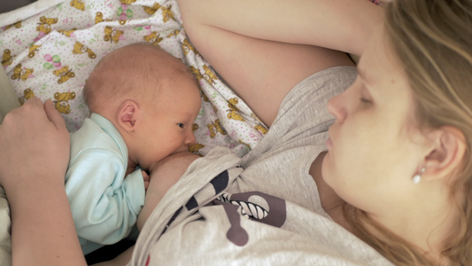 哺乳新生儿时母亲睡觉视频