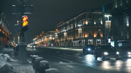 冬季极寒天气城市道路街头车流夜景视频