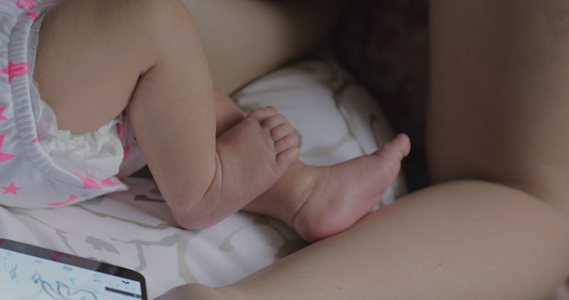 妇女哺乳婴儿和移动上网上流网视频