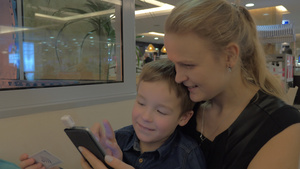 母亲和儿子用手机支付费用17秒视频