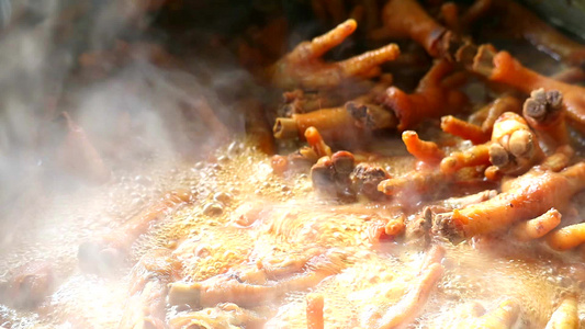 鸡腿在一种特制食谱中沸腾的汤里煮着鱼酱视频