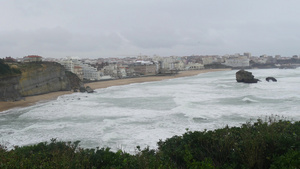 以海洋波浪恶劣天气为主题的著名比亚里兹海滩付费bas20秒视频