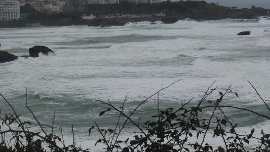 以海洋波浪恶劣天气为主题的著名比亚里兹海滩付费bas视频