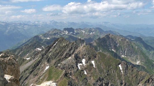 以法郎计的比利牛山脉全景视频