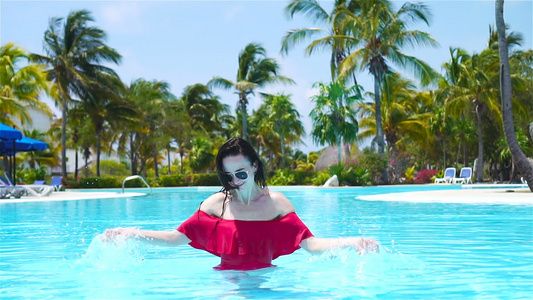 在游泳池里放松在豪华酒店户外游泳池里快乐的姑娘们视频