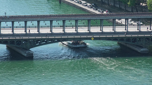 BirHakeim桥和Seine河上的一艘旅游船14秒视频