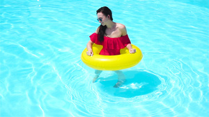年轻美女在游泳池中放松28秒视频