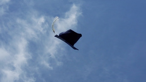 虚拟毕业社会不和呆在家里的概念在空中飞翔的单项毕业10秒视频