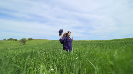 毕业女孩独自在绿色田里跑动视频