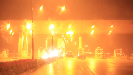 夜间在下雨的高速公路上行驶视频