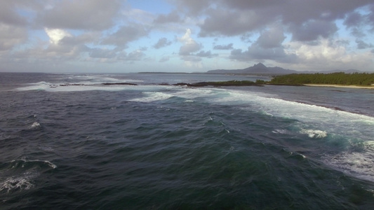 毛里求斯岛海岸线的空中航向视频