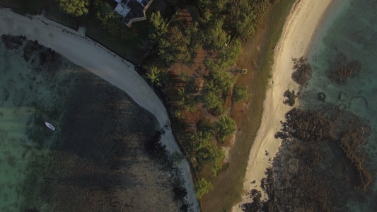 毛里修斯岛地区野海岸线和旅馆区的空中航向视频