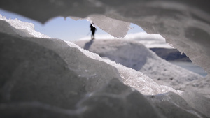 通过冰盖上的洞看到远足者7秒视频
