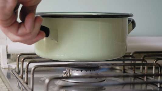 烹饪器上古老的绿锅视频