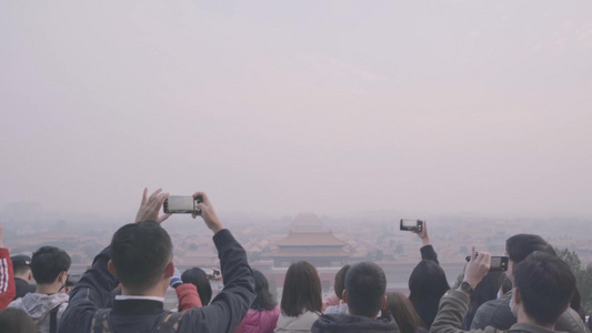 北京清晨看故宫全景拍照的旅客视频