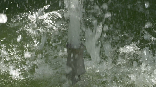 水喷泉缓慢运动强力喷水式喷水式喷水机视频