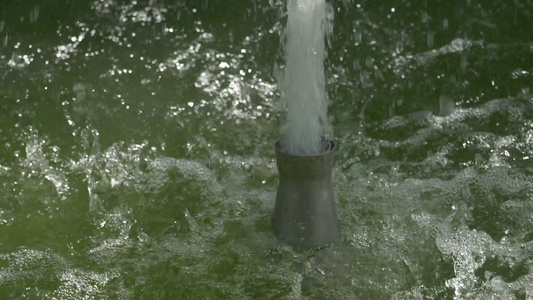 水喷泉缓慢运动强力喷水式喷水式喷水机视频