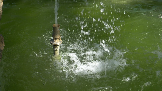 水喷泉缓慢运动强力喷水式喷水式喷水机视频