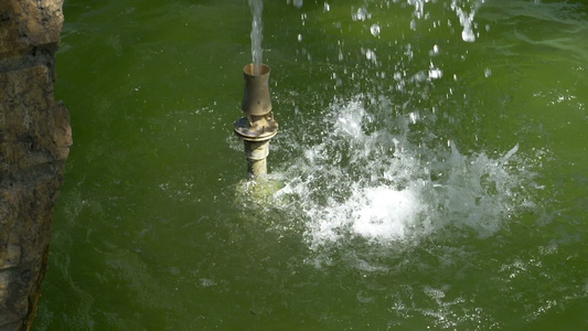 水喷泉缓慢运动强力喷水式喷水式喷水机视频