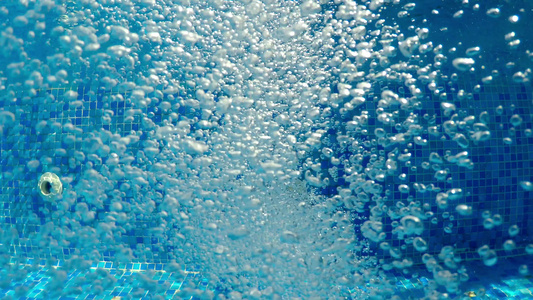 热温泉水池中清蓝清新水的泡沫视频