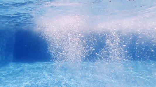 浮游潜水器的泡泡在水下升至游泳池表面慢动作慢动作视频
