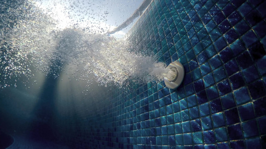 蓝色游泳温泉池中的水泡池中清澈蓝色水中的气泡喷射水下视频