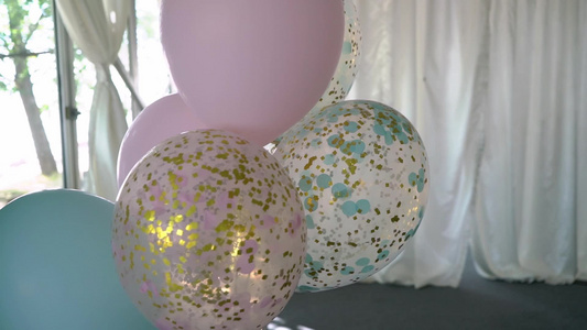 在派对上装饰的气球视频