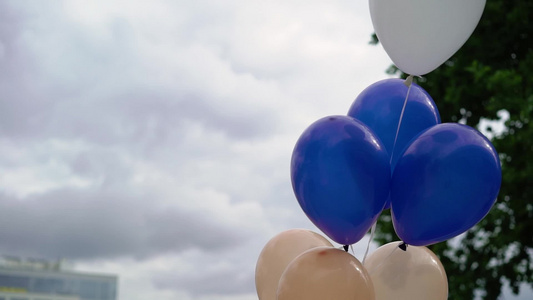 在派对上装饰的气球视频