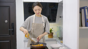 4K家庭主妇料理做饭厨房烹饪21秒视频