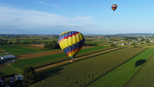 在乡村阳光明媚的夏日节中上浮的热空气气球空中风景12秒视频