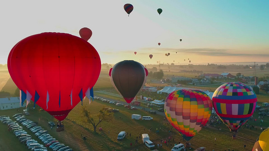 清晨热气球节的空中风景在乡下阳光明媚的夏日升入太阳视频