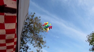 彩色气球在天空中飞翔8秒视频