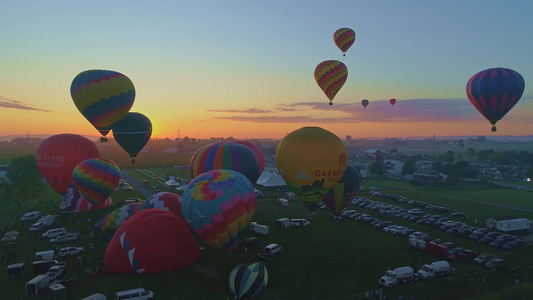 天气晴朗的夏季日出时在热气球节上如无人机所见晨间发射视频