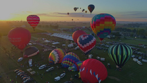 气球节从填充到起飞的热气球在清晨发射时天上空中看到34秒视频