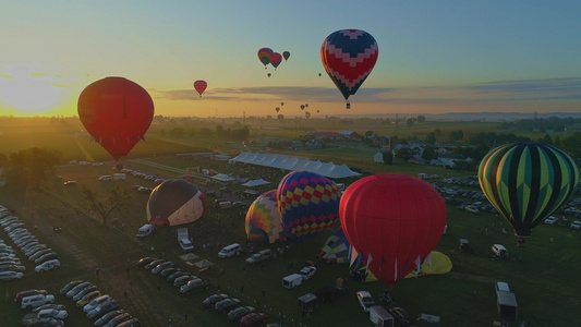 气球节从填充到起飞的热气球在清晨发射时天上空中看到视频