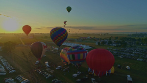 气球节从填充到起飞的热气球26秒视频