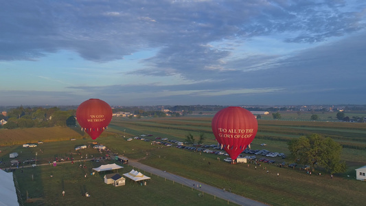 太阳升起时一个气球节的热气球在天亮时发射正如无人机视频