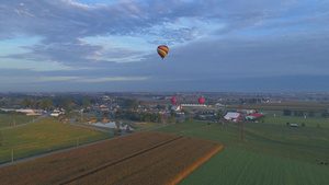 太阳升起时气球节的热气球在清晨发射时空中飘散19秒视频