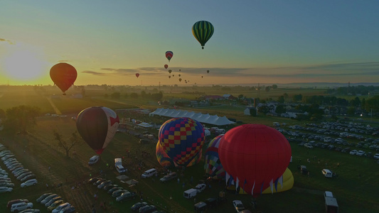 在气球节上早上发射热气球从填充到如无人驾驶飞机所见视频