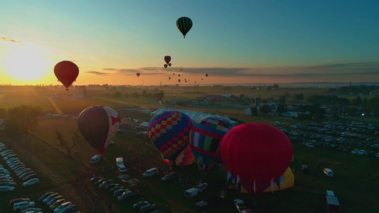 清晨在节日中登入太阳时空中看到多个热空气气球的风景视频