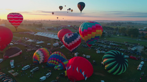 清晨在节日中看到多个热空气气球的风景10秒视频