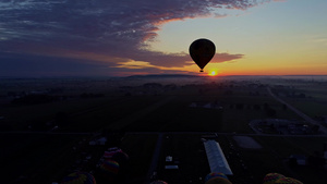 清晨在节日中登入太阳时空中看到多个热空气气球的风景8秒视频