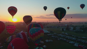 清晨在节日空中看到多个热空气气球的风景22秒视频
